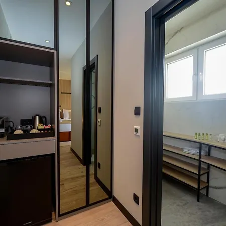 Πανσιόν The Lion Ζαντάρ